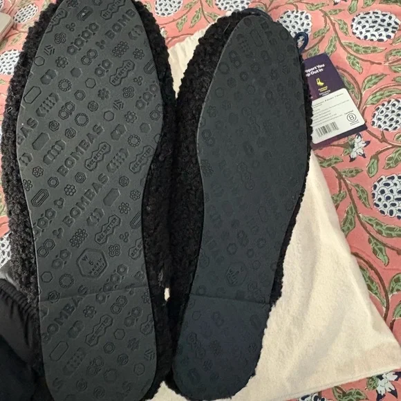 Bombas Cozy Black Slippers size 6 - Picture 4 of 7